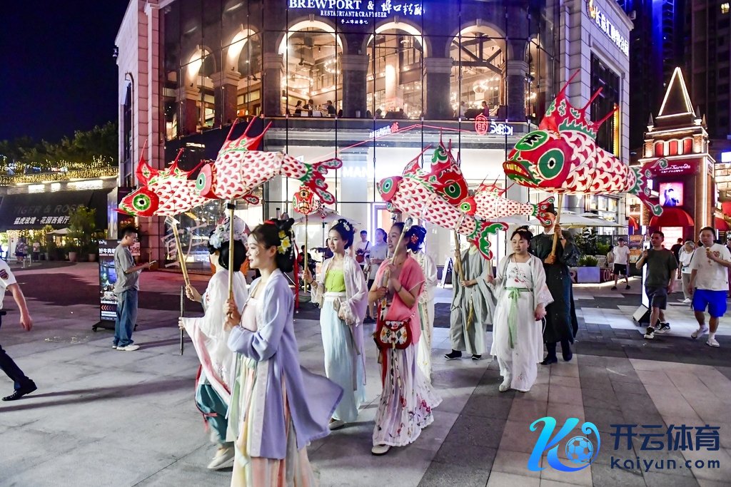 5日晚，重庆市长嘉汇购物公园，游客手持鱼灯不雅赏。（IC Photo）